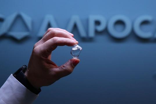В "АЛРОСА" неэффективность санкций против алмазов объяснили невозможностью отслеживания