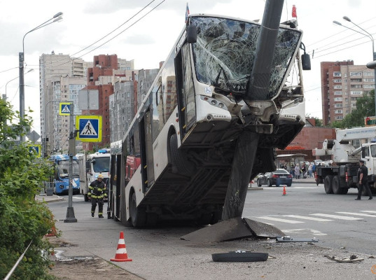Автобус на Ленинском сняли со столба краном