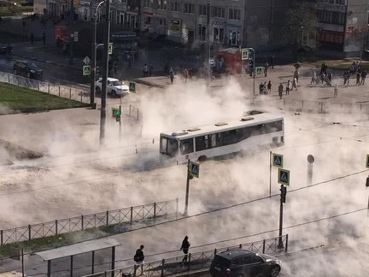 В Петербурге на злополучном перекрестке автобус с людьми провалился в кипяток