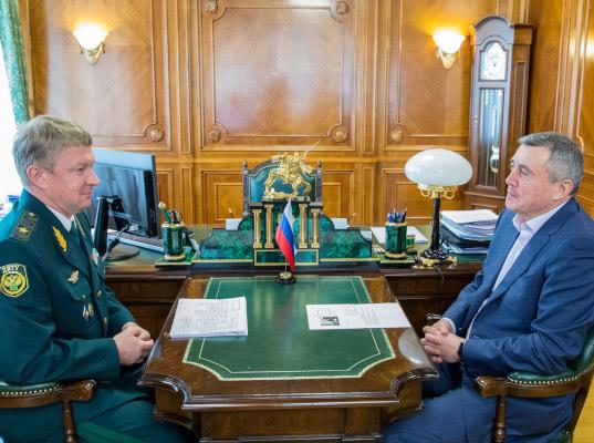 Сахалинские губернатор и начальник таможни впервые встретились