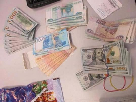 У гражданина в День святого Валентина красноярские таможенники отобрали денежные средства