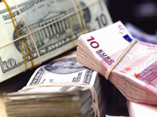 Сырьевые корпорации ускорили вывоз валюты из России