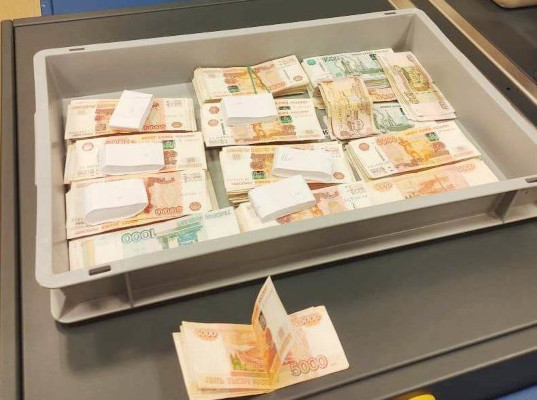 Более 14 млн рублей обнаружили минераловодские таможенники у авиапассажира