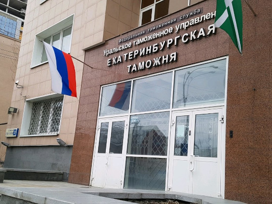Семь килограммов винила: екатеринбуржец пытался нелегально ввезти набор пластинок