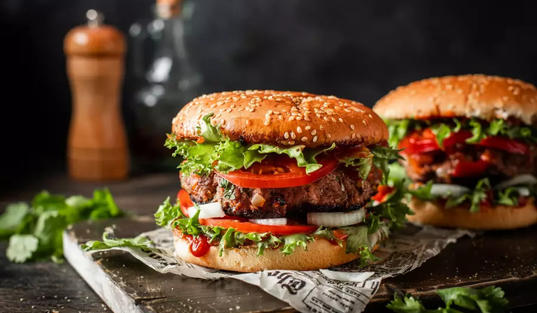 "Вкусно - и точка" повысила цены на бургеры на 10% после роста ставки НДС на них