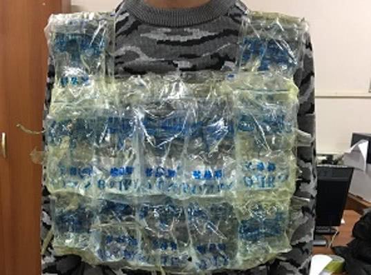 Туриста в жилете из китайской водки задержали на МАПП Забайкальск Читинской таможни