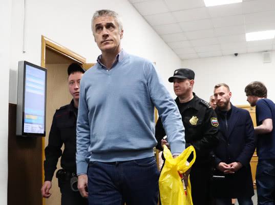 Основателя Baring Vostok Майкла Калви освободили в зале суда