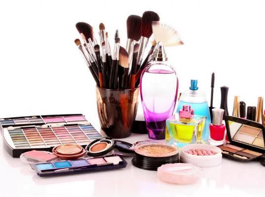 РФ снизит до 20% с 35% импортные пошлины на французские духи и средства для волос