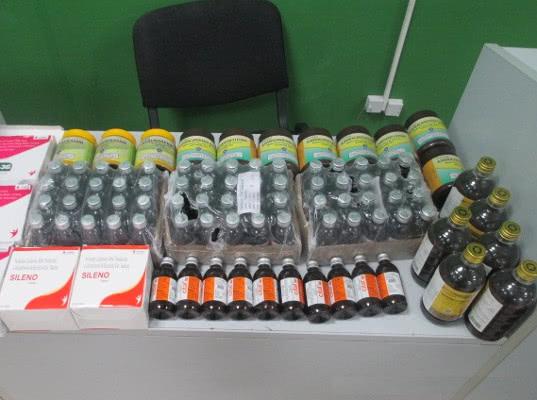Бутылки, банки, пузырьки и таблетки вез россиянин из Дубая 