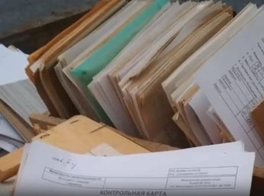 Выброшенные медкарты пациентов нашли на улице в Саратове
