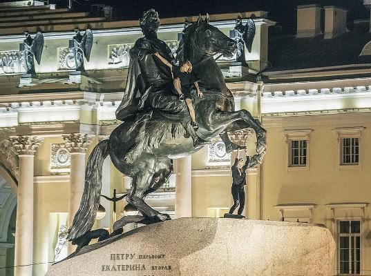 В Петербурге задержали двоих мужчин, пытавшихся разжечь мангал на Медном всаднике