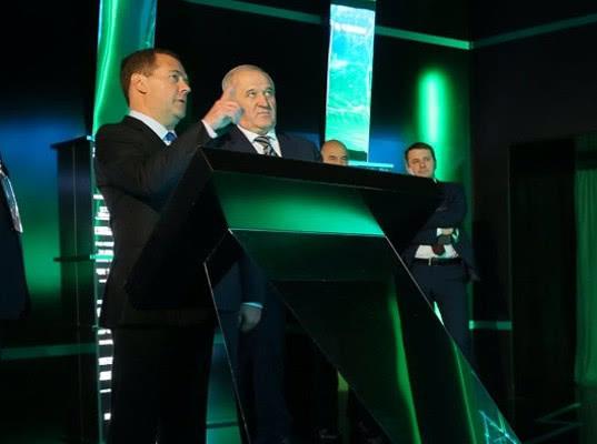 Дмитрий Медведев призвал таможенников и налоговиков бороться с нелегальным импортом 