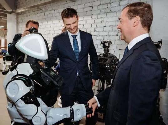 Дмитрий Медведев встретился со знакомым роботом спустя почти 4 года и примерил российские умные часы