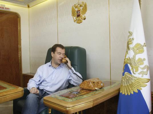 Медведев рассказал о преследующем его телефоне правительственной связи