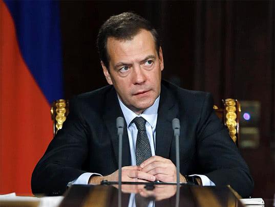 "Мне лично доложить": Медведев пригрозил нефтяникам пошлинами из-за роста цен на бензин 