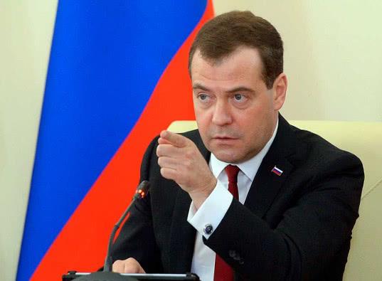 Медведев потребовал наказать губернаторов за школьные туалеты на улицах
