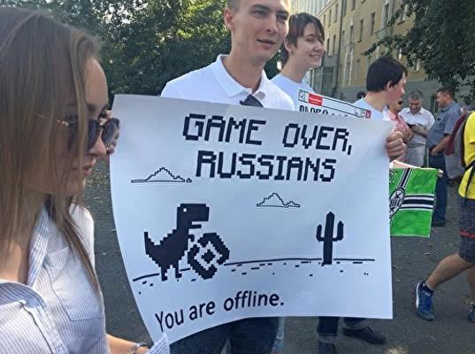 В Барнауле начался митинг в поддержку фигурантов дел о мемах во «ВКонтакте»