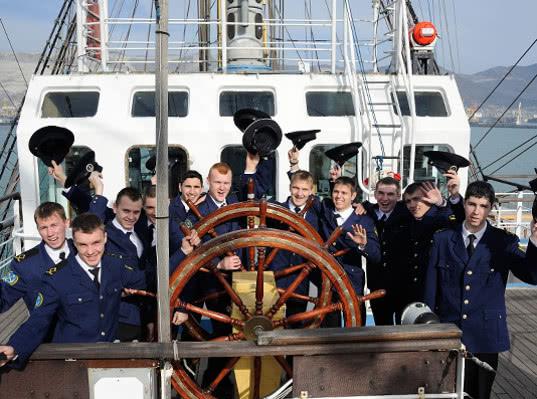Рогозин призвал срочно разорвать «морской узел» с обучением в РФ моряков
