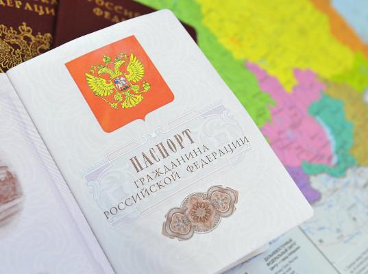Число получивших гражданство России иностранцев выросло более чем на треть