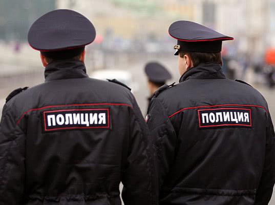 В Петербурге задержали 12 участников ЛГБТ-акции «День молчания». Активисты шли по улице с заклеенными ртами