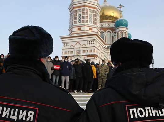 В Омске полиция потребовала взыскать со сторонников Навального почти полмиллиона рублей за работу в выходные на акции 23 января