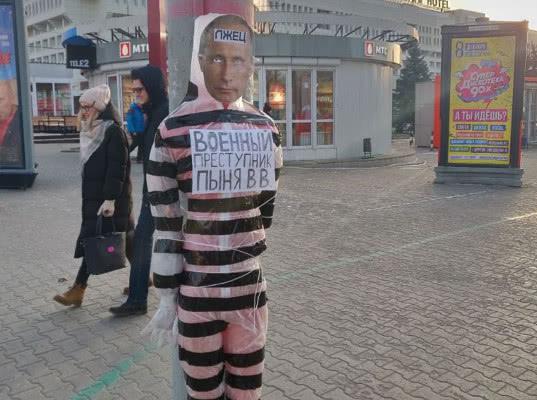 Эксперты не нашли признаков разжигания ненависти в надписи на чучеле Путина