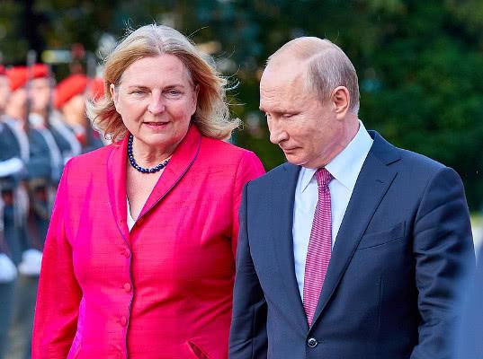 Главе МИД Австрии предложили уйти в отставку из-за приглашения Путину