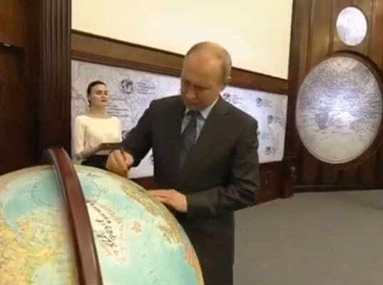 Владимир Путин расписался на территории России