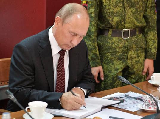 Владимир Путин снял с должностей 15 генералов
