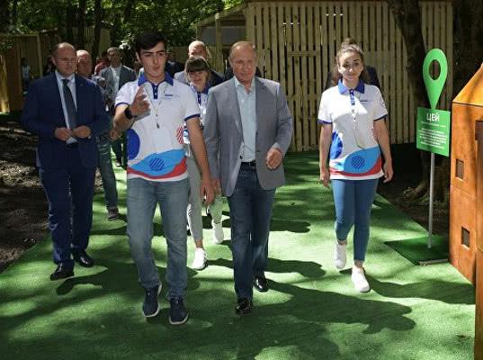 Волонтеры часто работают эффективнее, чем чиновники, заявил Путин