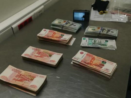 На строительство дома: пассажир пытался вывезти крупную сумму денег в Таджикистан
