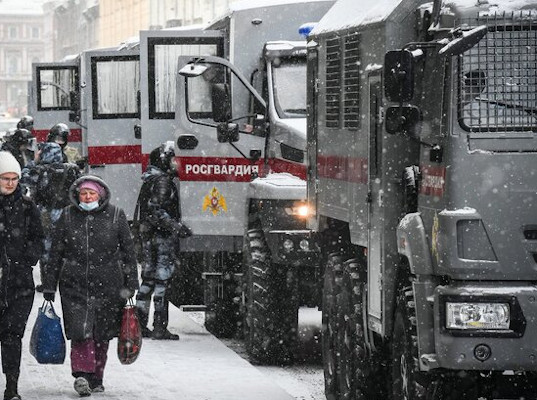 В центр Петербурга традиционно стянули силовиков