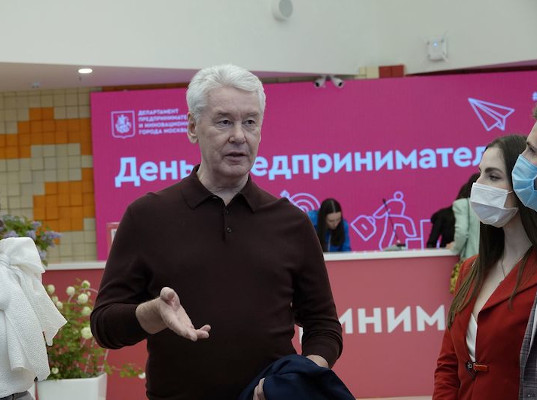  Собянин предложил создать в ресторанах свободные от COVID-19 зоны 