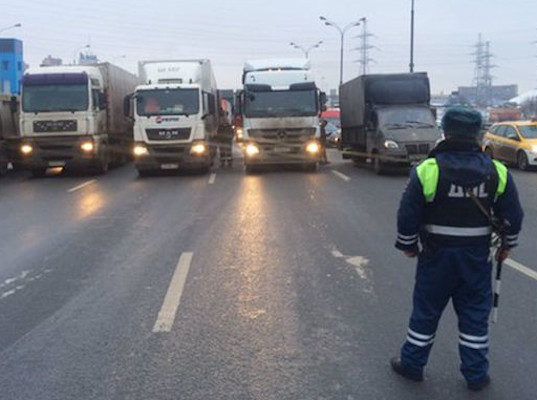 Власти Москвы отложили перевод грузовиков на ЦКАД 