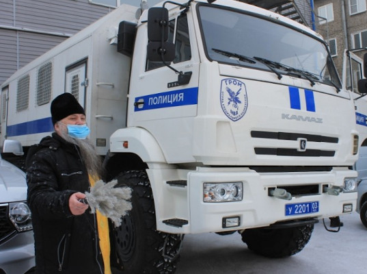 В Улан-Удэ священник освятил автозак