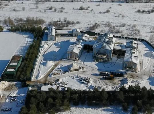 У начальника охраны Дмитрия Медведева найден дворец с колоннадой