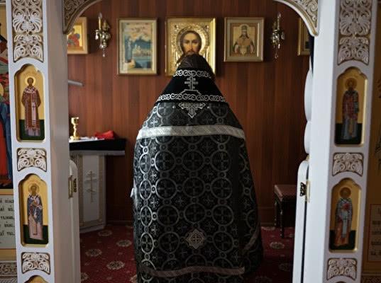 На Урале пенсионерка попала в реанимацию после избиения братом епископа прямо в церкви