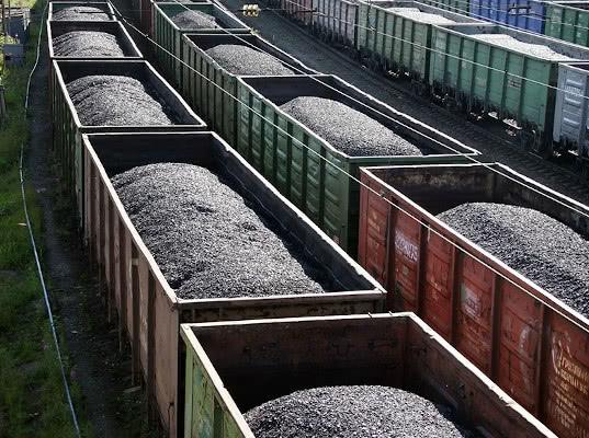 Вагоны с углём скапливаютя на границе с Китаем