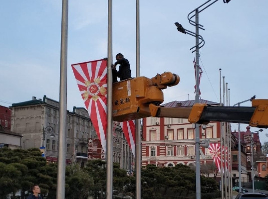 Во Владивостоке ко Дню Победы вывесили флаги, напоминающие знамена ВМС Японии. Администрация города обвинила во всем подрядчика