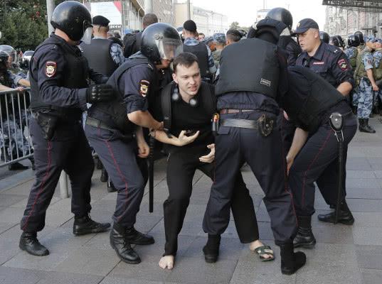 Полицейские задержали более ста человек в течение недели после акции в поддержку Алексея Навального