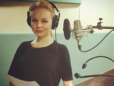 Экс-вокалистка "Ленинграда" в новой песне раскритиковала школьников, которые ходят на митинги (видео)