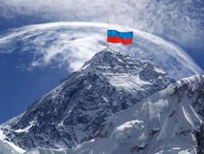 Депутат Госдумы водрузил флаг России на Эвересте