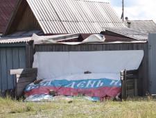 На Урале депутат-единоросс спрятал кучу навоза под российским флагом