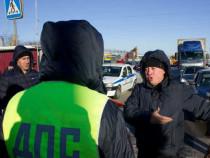 Северную колонну протестующих фур в Зеленограде машины ДПС выдавили с точки построения