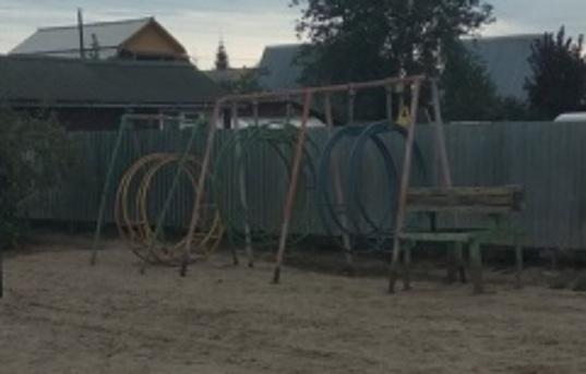 Новосибирский депутат спилил качели на детской площадке и установил их около своей дачи