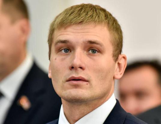 Губернатор Хакасии в 4 раза увеличил надбавки к зарплате себе и министрам