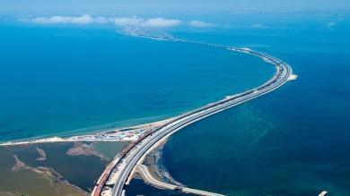 Строители уложили первые рельсы на железнодорожной части Крымского моста