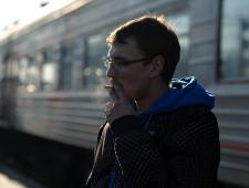 Злостных курильщиков могут лишить права ездить на поездах - Минтранс
