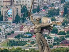 Из-за коллажа с раскрашенным мемориалом Родина-мать в паблике Навального завели дело о реабилитации нацизма