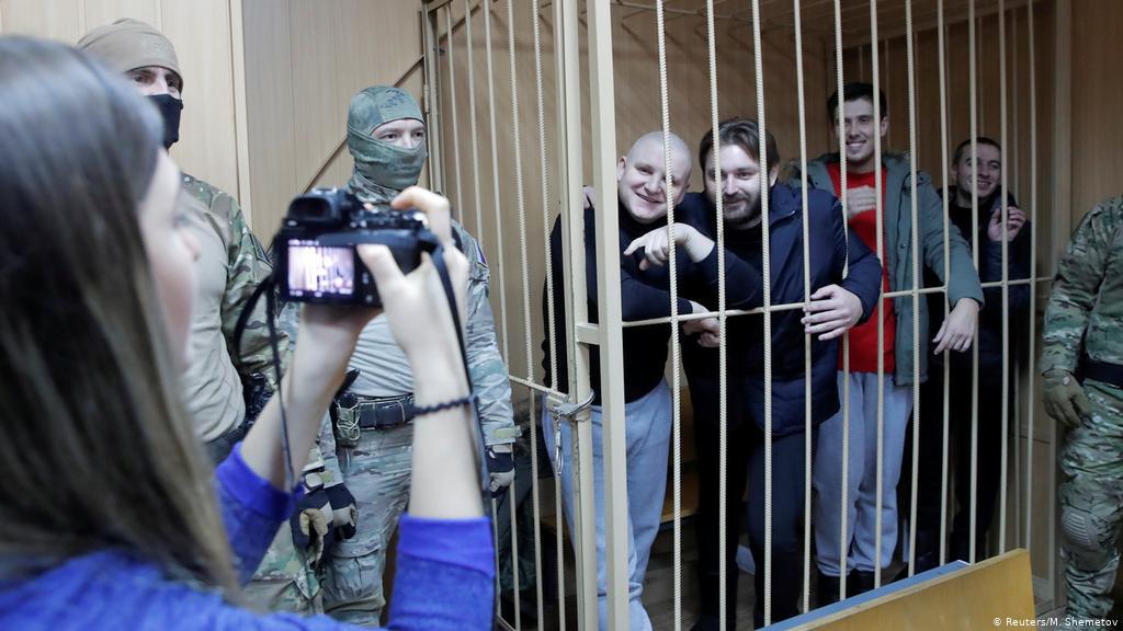 Москва разрешила трем пленным украинским морякам позвонить домой